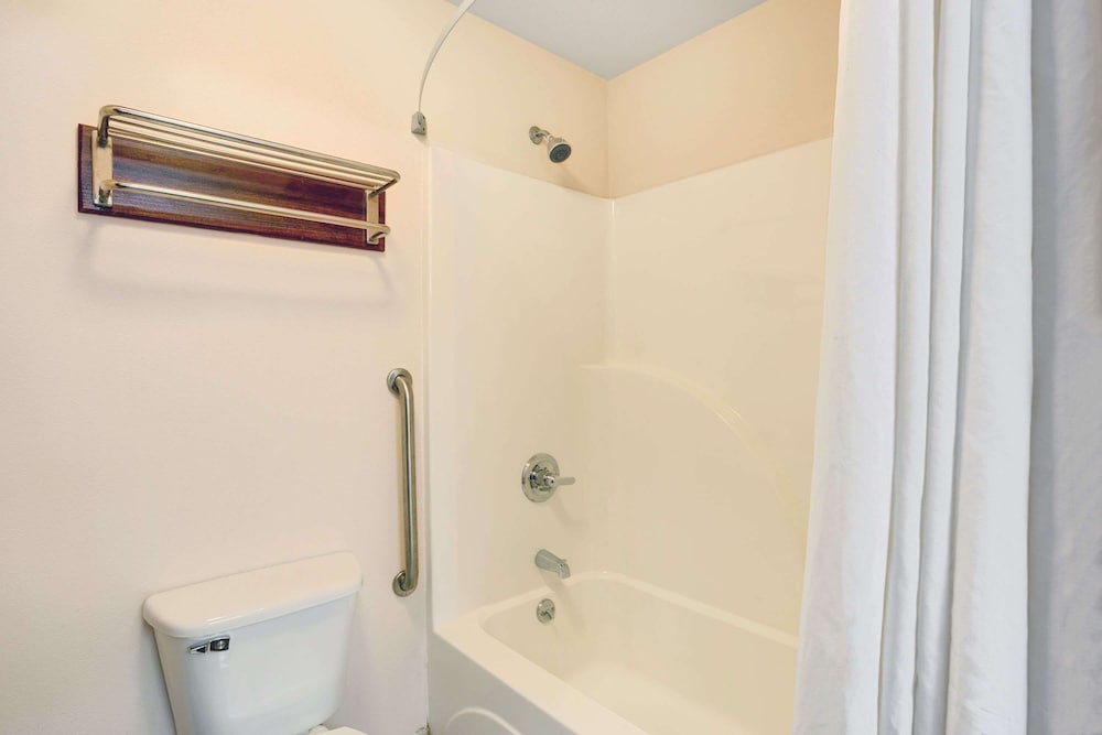 Super 8 by Wyndham Louisville Expo Center - photo 22