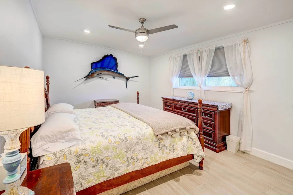 Canal Front Florida Keys Home with Dock — Tavernier — photo 4