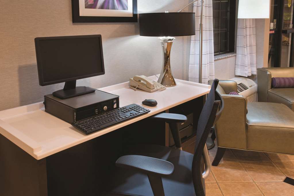 La Quinta Inn & Suites by Wyndham Milwaukee Delafield - photo 35