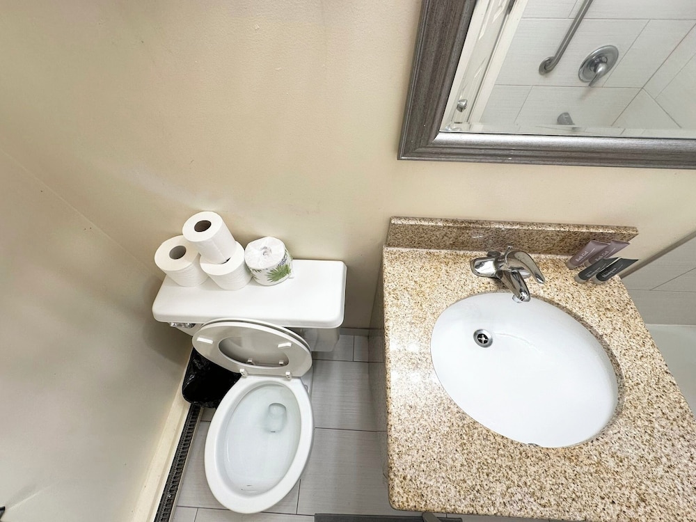 Ramada by Wyndham Cedar Rapids - photo 35