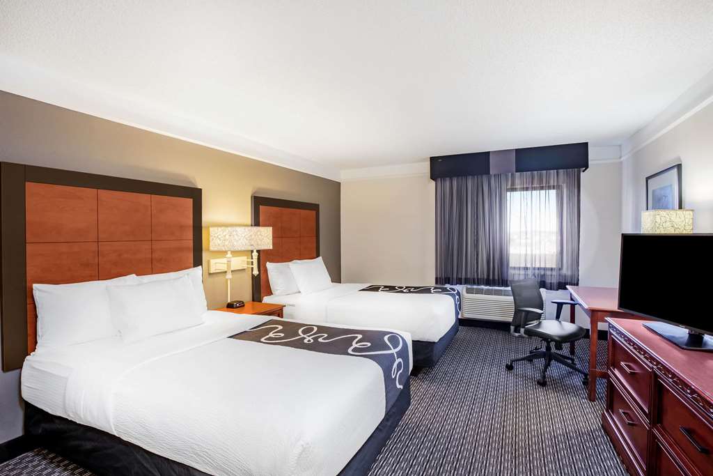 La Quinta Inn & Suites by Wyndham Houston Baytown East - photo 14