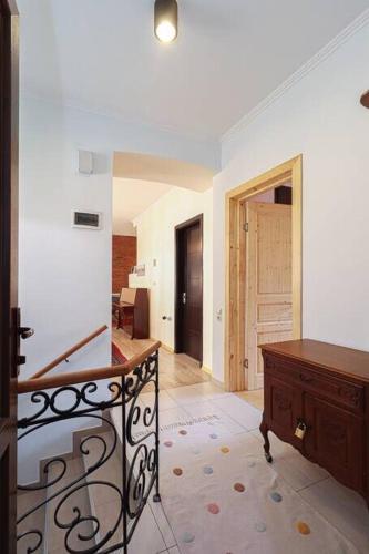 Vintage 2BR Apartment Managed By Wehost