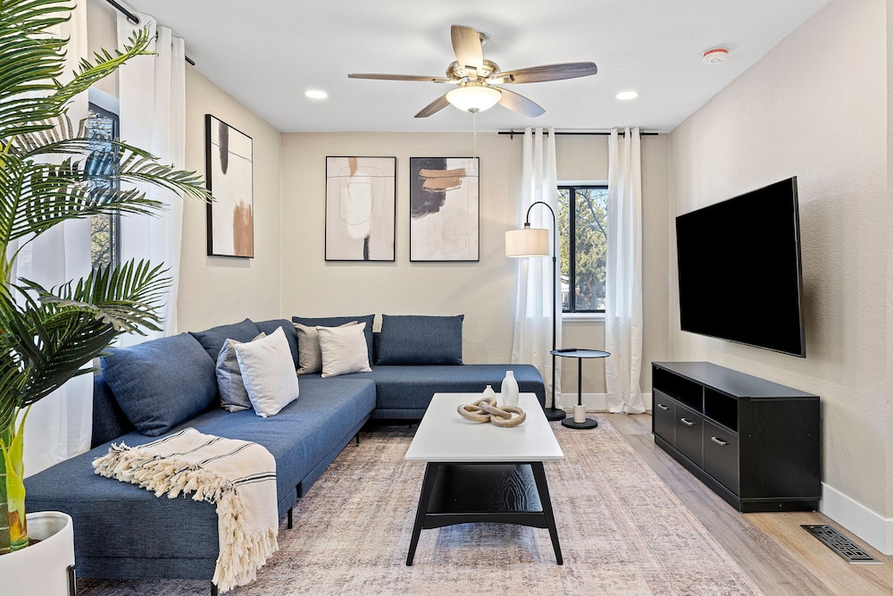 Elegant 4BD Reno Abode Close to Shops and Casinos - featured photo