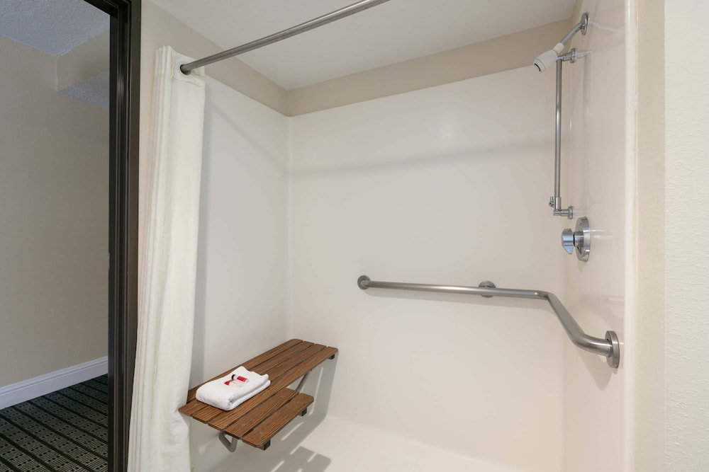 Travelodge by Wyndham Arlington Dallas Area - photo 30