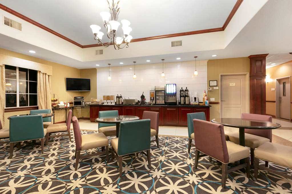 La Quinta Inn & Suites by Wyndham Lindale - photo 25