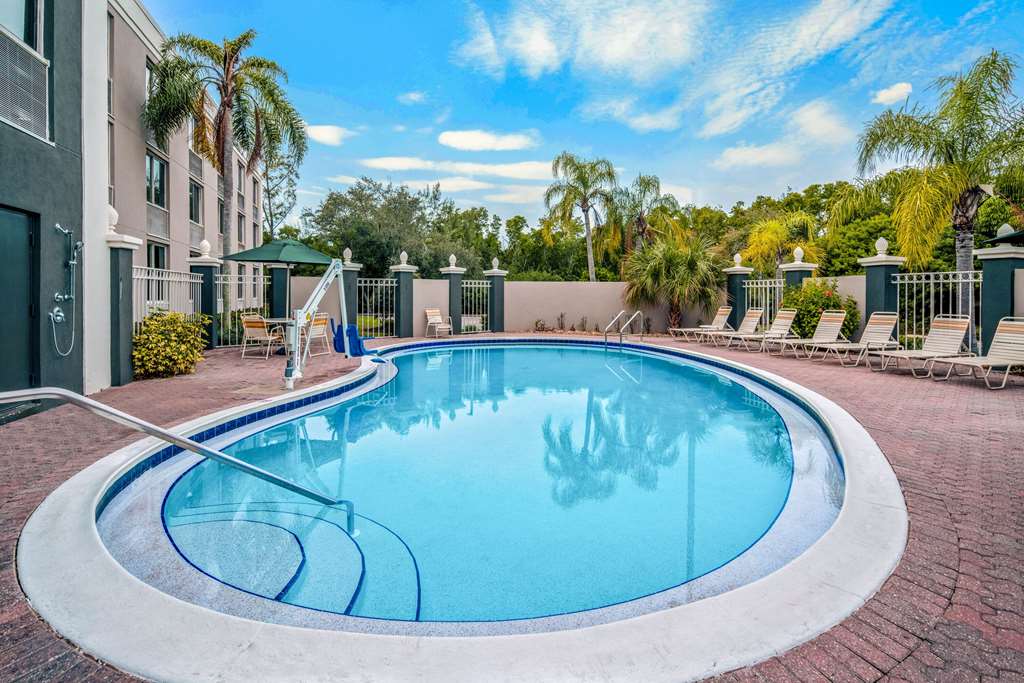La Quinta Inn & Suites by Wyndham Naples Downtown - photo 9
