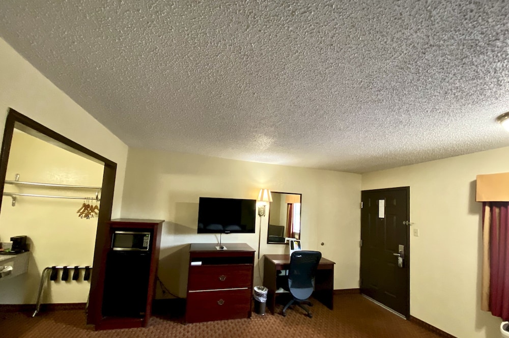 Super 8 by Wyndham Shawnee - photo 16