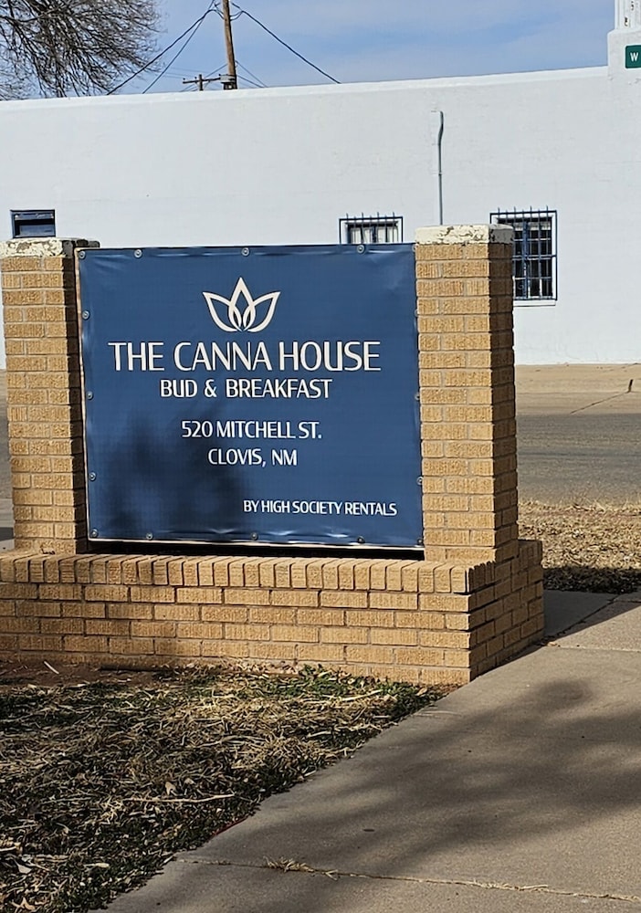 The Canna House by High Society Rentals — 4-Star Luxury Hotel in Clovis, United States