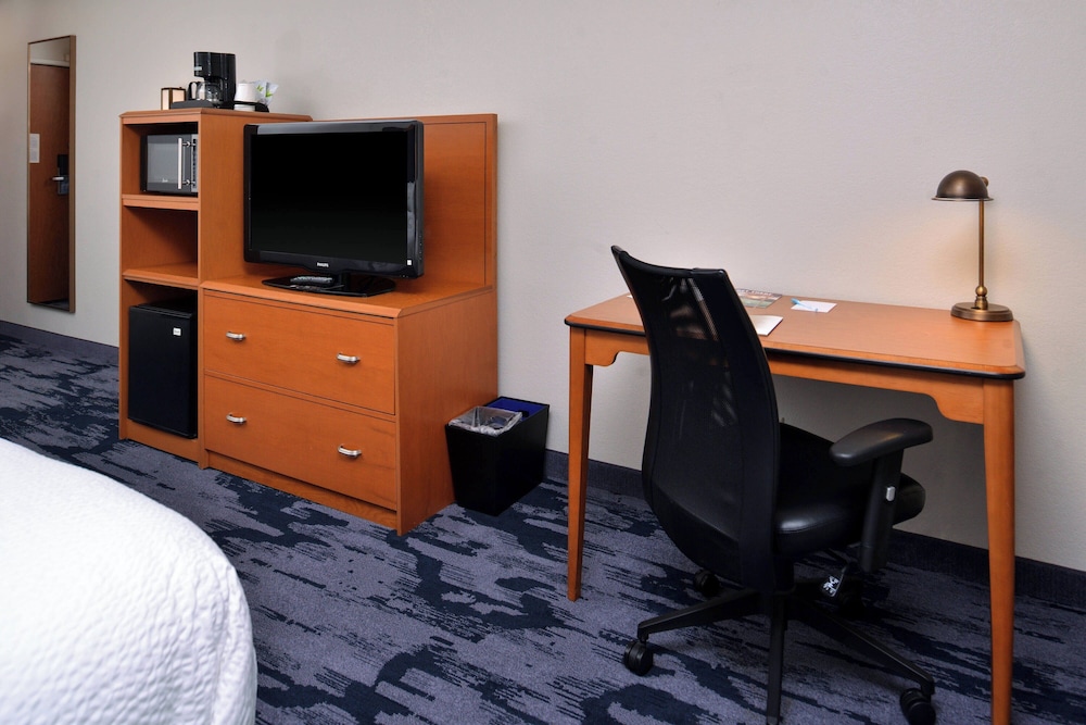 Fairfield Inn & Suites by Marriott Beloit - photo 16