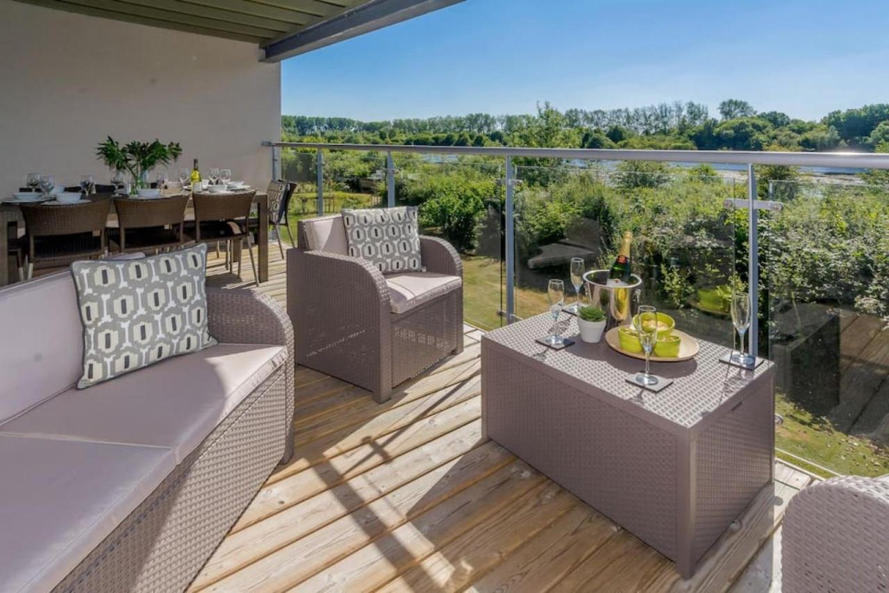 Sundowner HM108 Lakeside Spa Property — 4-Star Luxury Hotel in Malmesbury, United Kingdom