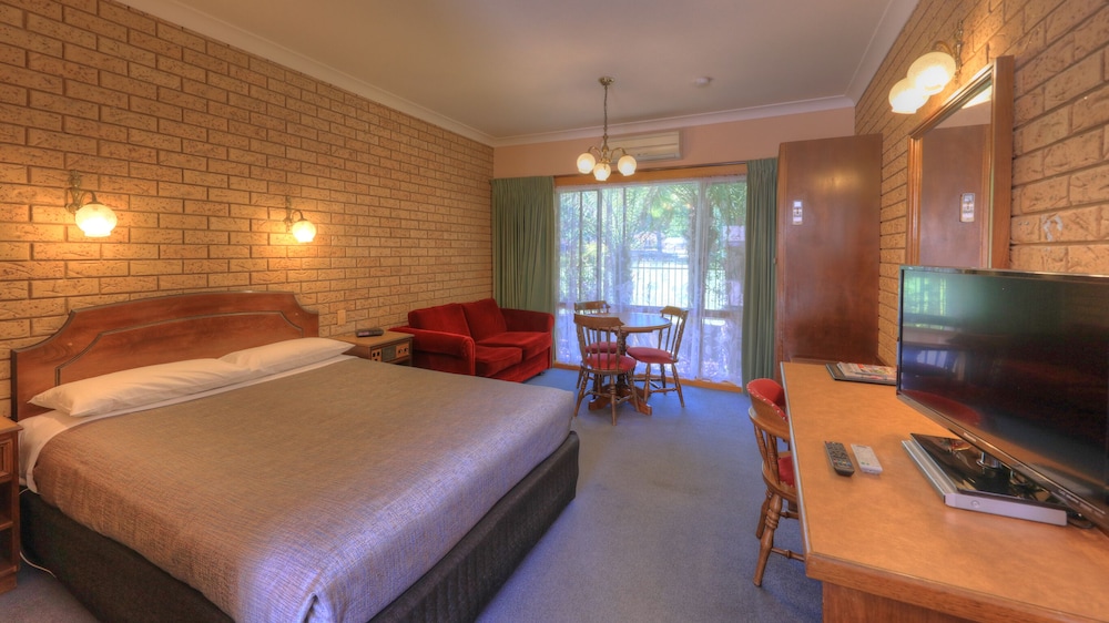 Barrass’s John Bright Motor Inn in Bright, Australia