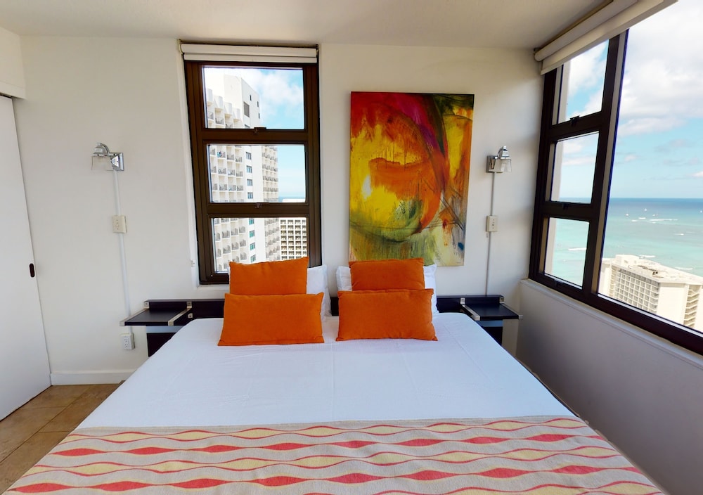 Artsy 32nd Floor Condo with Modern Furnishings & Gorgeous Ocean Views by Koko Resort Vacation Rentals - photo 5