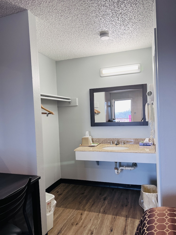 Coachway Inn - photo 3