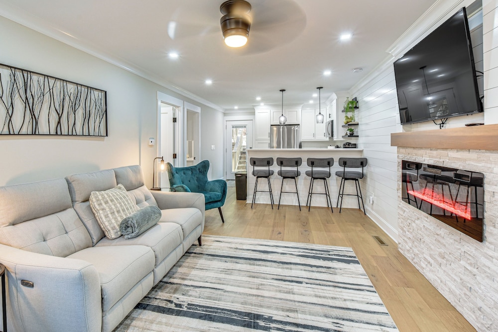 Luxe Keowee Key Living: Golf Views & Resort Pool in Salem, United States