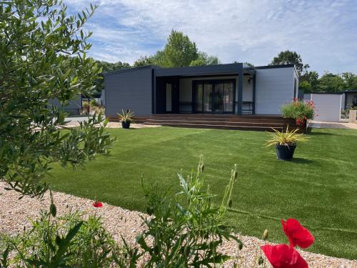 Modern and cosy ecolodge shared heated pool Les Mathes — hotel in Les Mathes