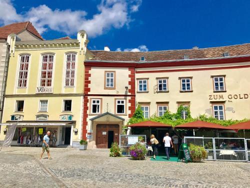 Smile Apartments zum Goldenen Hirschen — 4-Star Luxury Hotel in Krems An Der Donau, Austria