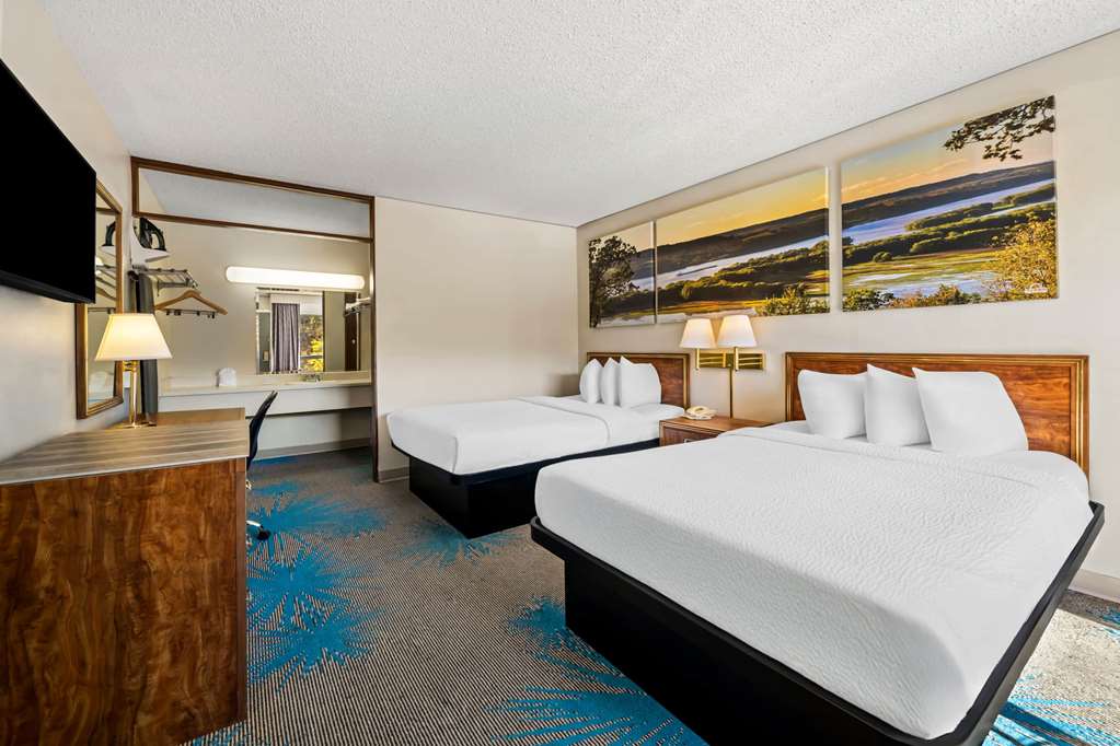 Days Inn by Wyndham Dubuque - photo 25