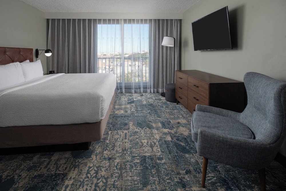 Four Points by Sheraton Suites Tampa Airport Westshore - photo 9