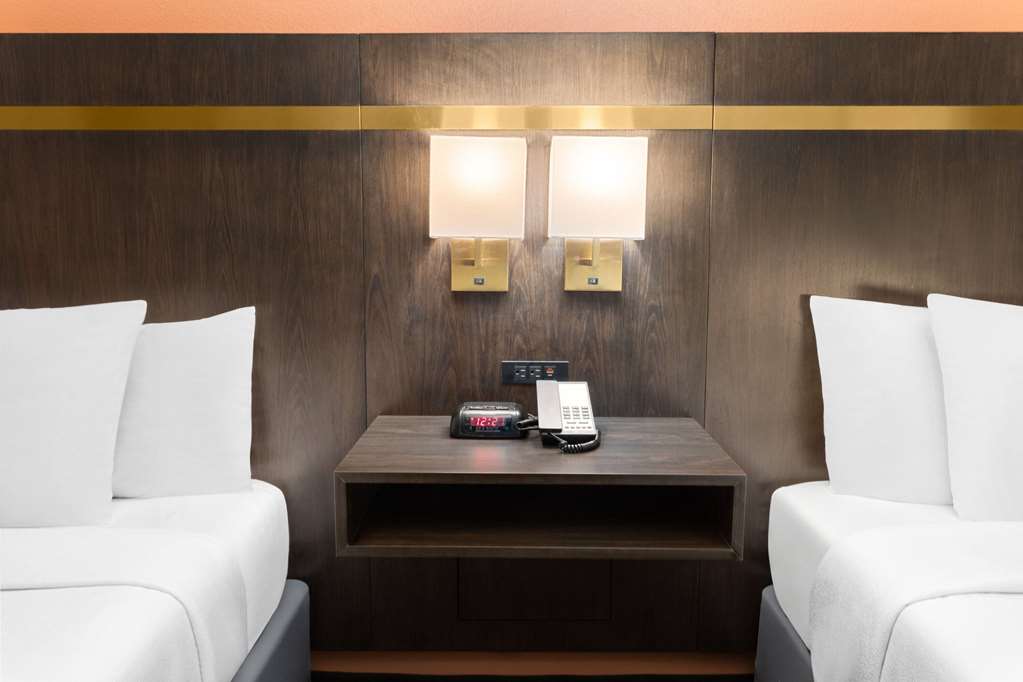 La Quinta Inn & Suites by Wyndham Olathe - photo 19