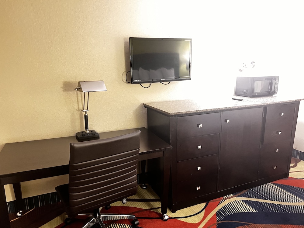 Apple Tree Inn and Suites - photo 6