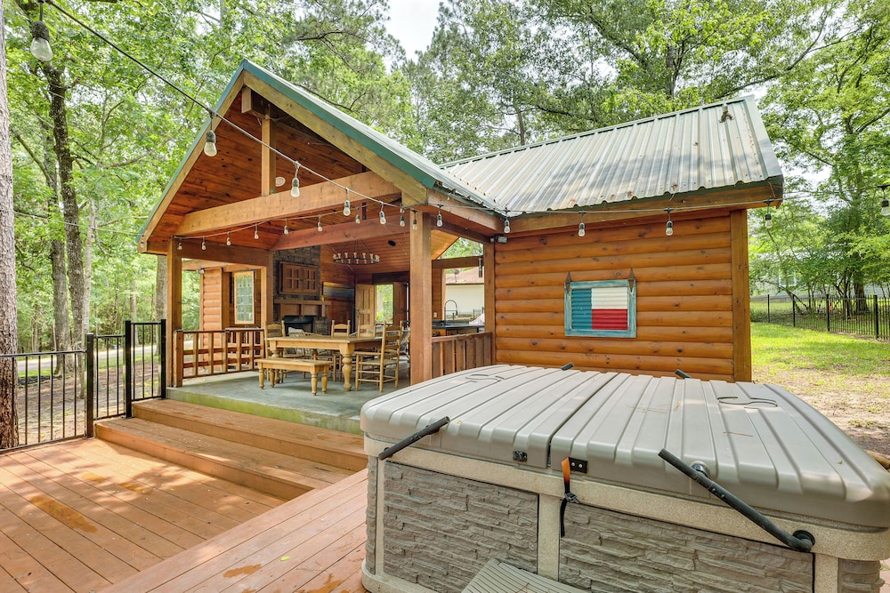 Cape Royale Luxury Livingston Cabin W Hot Tub 17227413 — Coldspring