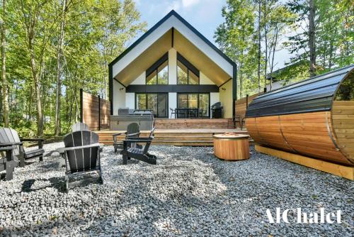Le Scandinave Détente avec Sauna et Spa privé in Quebec, Canada