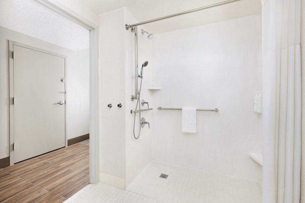 Hampton Inn Long Island Islandia - photo 17