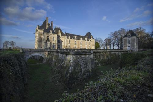 Chateau De Jalesnes — 4-Star Luxury Hotel in Vernantes, France