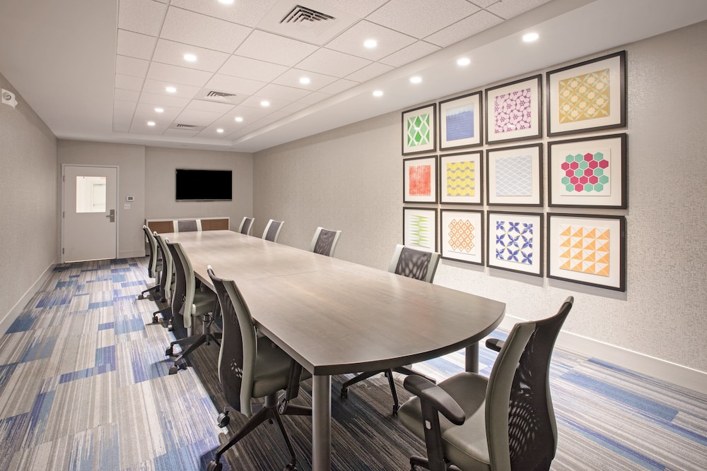 Holiday Inn Express & Suites Manhattan by IHG - photo 36