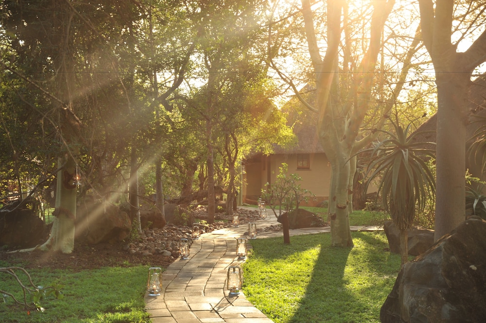 Thornybush Waterside Lodge — 5-Star Luxury Hotel in Bushbuckridge, South Africa