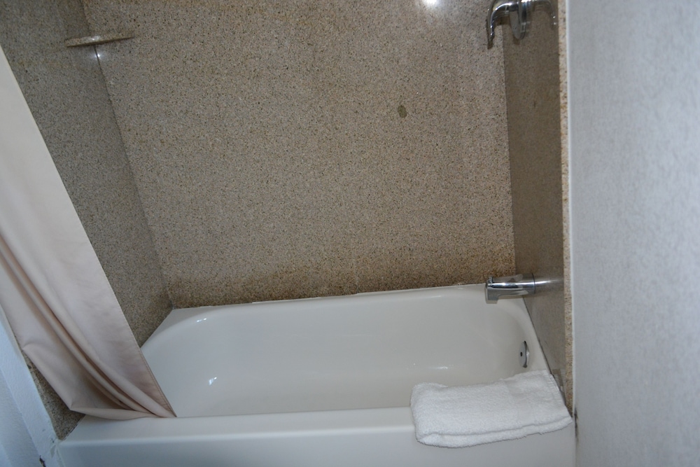 Harbor Inn & Suites - photo 41