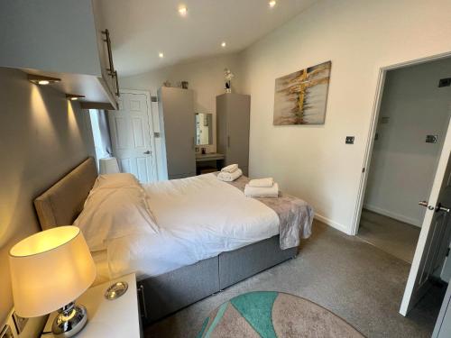 Fox Lodge at Owlet Hideaway with Hot Tub Near York — 4-Star Luxury Hotel in York, United Kingdom