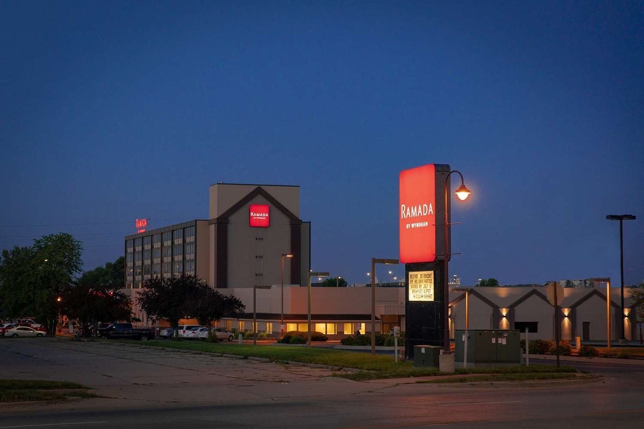 Ramada By Wyndham Cedar Rapids — Cedar Rapids