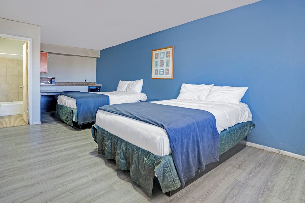Super 7 Inn By OYO San Antonio NW Medical Center - photo 21