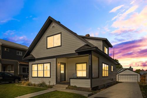 Big House Mins To DT Big Groups Well Stocked — 4-Star Luxury Hotel in Spokane, United States