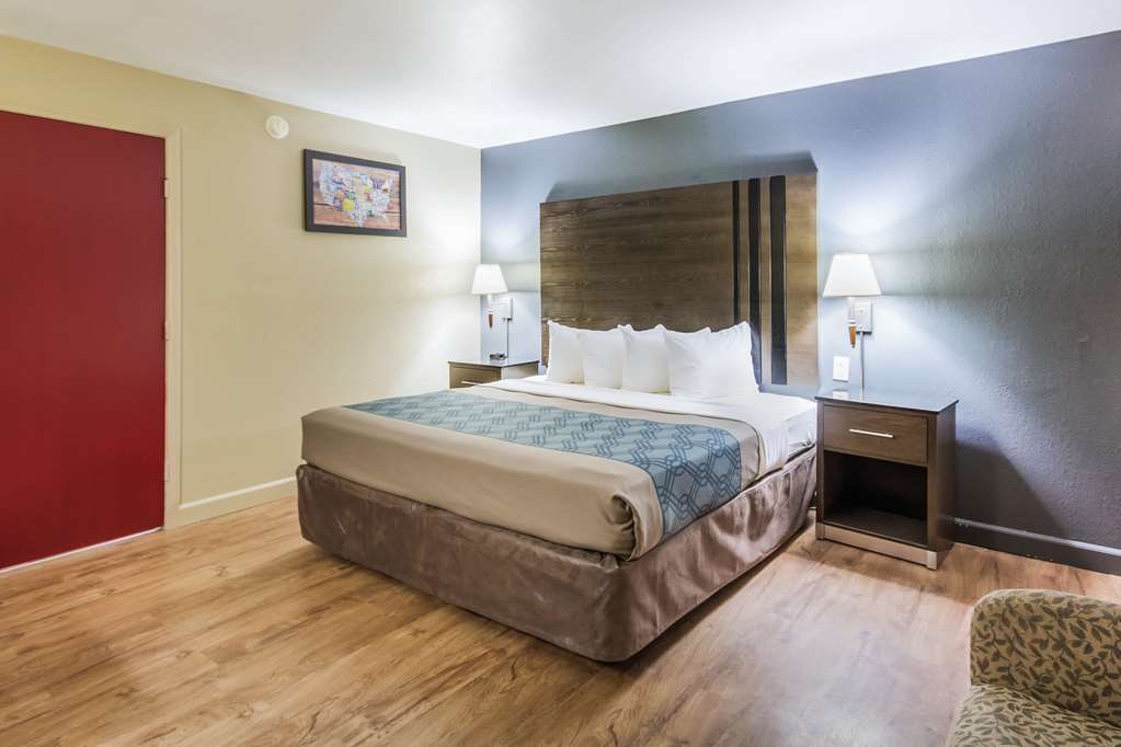 Econo Lodge Inn & Suites I 35 at Shawnee Mission - photo 22