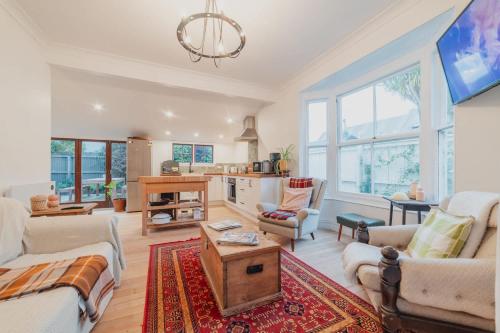 Stylish Central Cottage Modern Heating & Parking — 4-Star Luxury Hotel in Christchurch, New Zealand