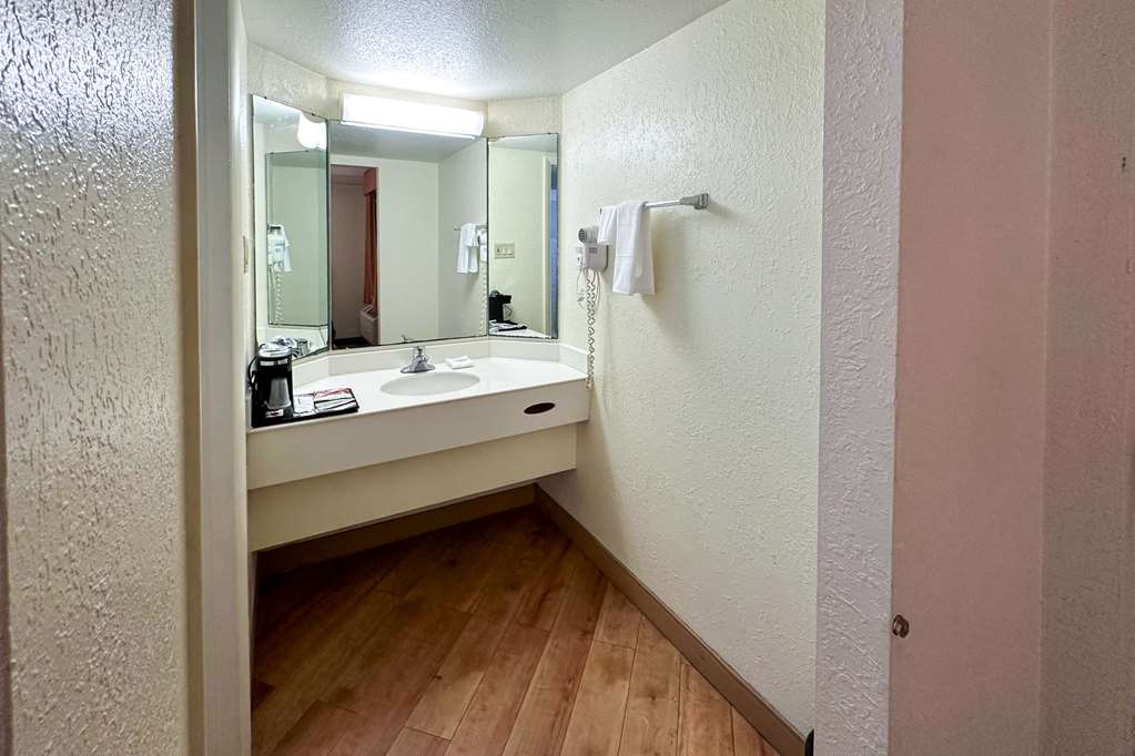 Econo Lodge Augusta North Washington Road - photo 25