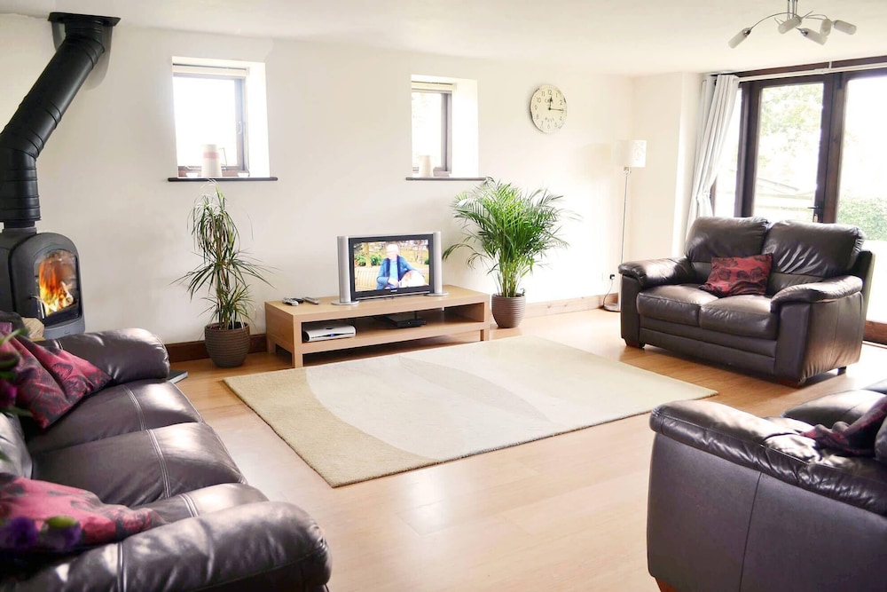 Beautifully converted 400 year old threshing barn. Pet friendly. — hotel in Honiton