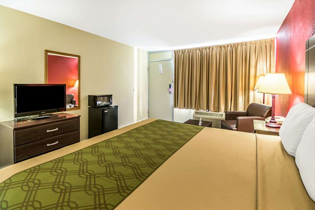 Econo Lodge Andalusia - photo 24