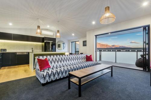 Views Of The Remarkables On Queenstown Hill With Hot Tub — 4-Star Luxury Hotel in Queenstown, New Zealand
