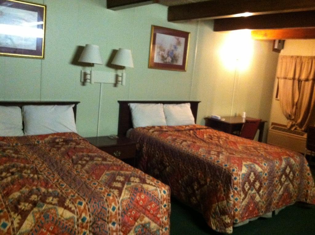 B & J Motel - photo 8