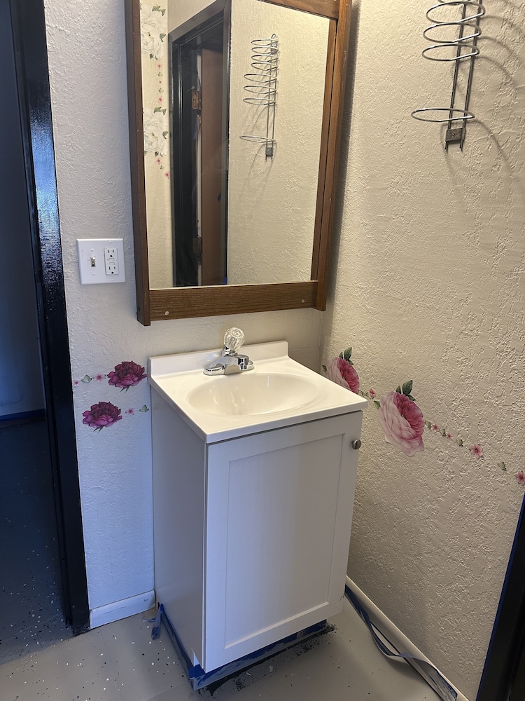 J E Hotel & Suites - photo 16