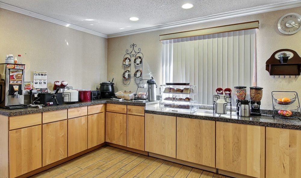 Econo Lodge Sioux Falls Empire Mall - photo 9