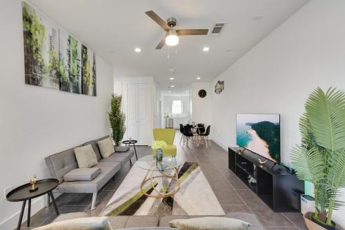 Urban 2BR I Free Parking I King Bed I Workspace — 4-Star Luxury Hotel in Dallas, United States