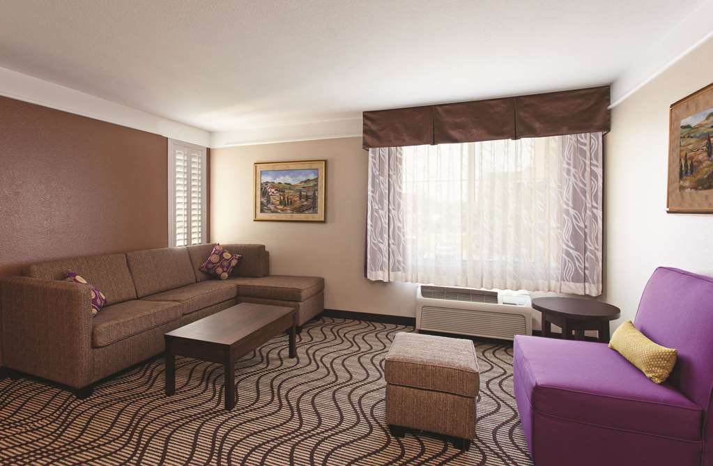 La Quinta Inn & Suites by Wyndham Hesperia Victorville - photo 57