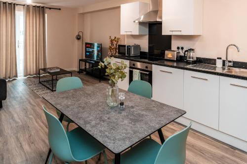 Entire 2 Bedroom and 2 Bathroom Apartment in Manchester City Free underground Parking — 4-Star Luxury Hotel in Manchester, United Kingdom
