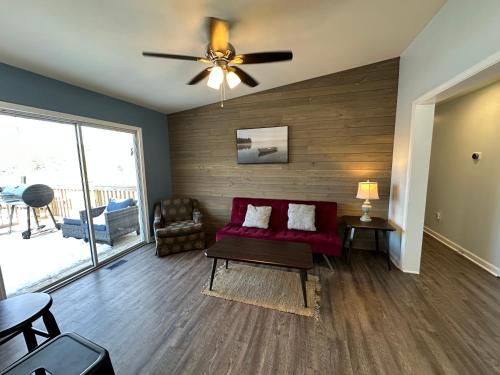 Serenity Waterfront 3 Bed 2 Bath Water Toys EV Charger pet-friendly hotel Bracey