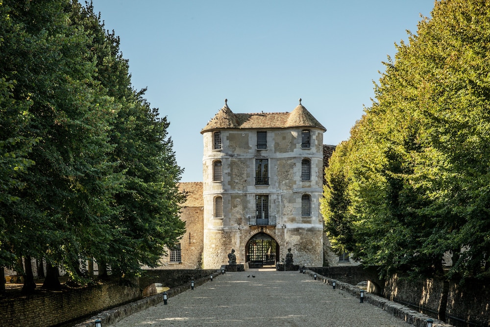 Château de Villiers le Mahieu Les Maisons de Campagne — 4-Star Luxury Hotel in Thoiry, France