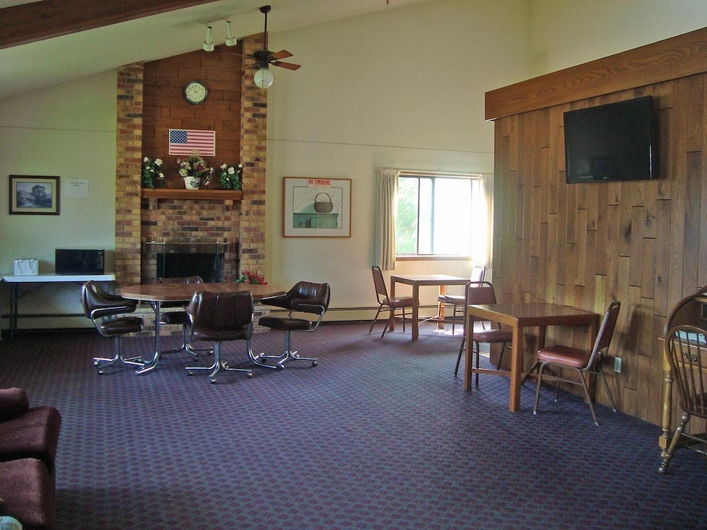 AmeriVu Inn & Suites Avon - photo 11
